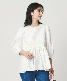 刺繡荷葉邊上衣