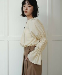 ＜EMMEL REFINES＞ 正面鈕扣袖縮褶罩衫