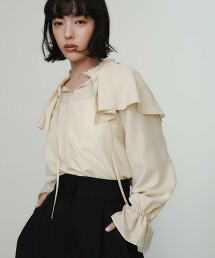 ＜EMMEL REFINES＞ 緞面領口打摺荷葉邊罩衫