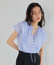 ＜EMMEL REFINES＞ 方形點點刺繡荷葉邊罩衫