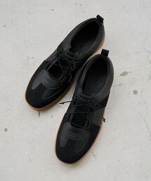 方形綁帶造型休閒鞋